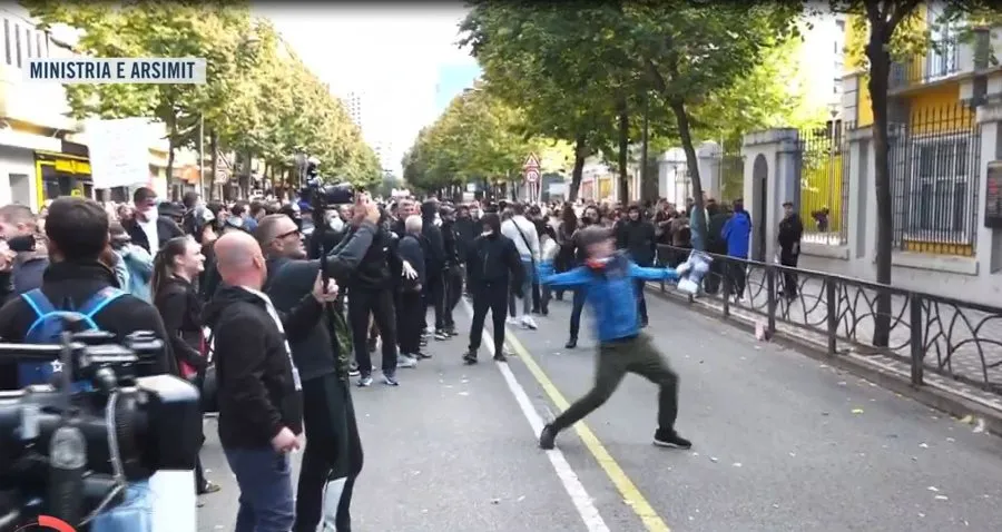 Tensione te Ministria e Arsimit, studentët hedhin vezë e kapsolla