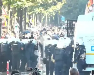 Kaos, gurë, shkopinj gome dhe ujë me presion në protestë