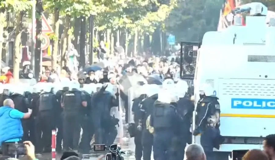 Kaos, gurë, shkopinj gome dhe ujë me presion në protestë