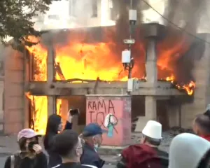 Shpërthen zemërimi, godina e ‘Iute Credit’ shkrumb e hi nga flakët