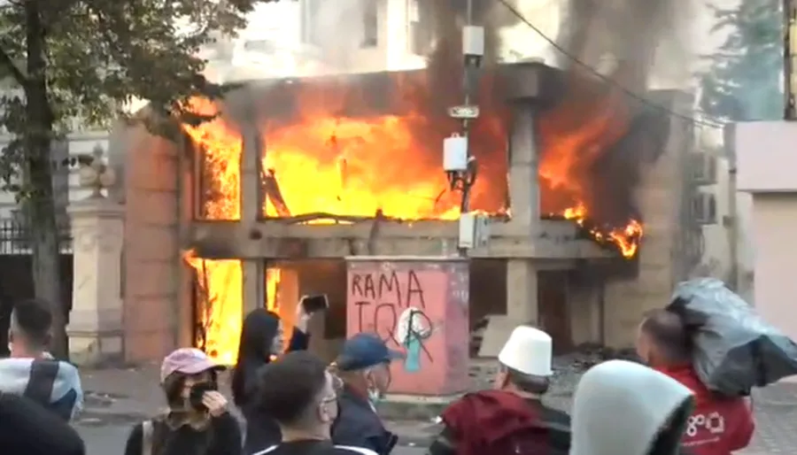 Shpërthen zemërimi, godina e ‘Iute Credit’ shkrumb e hi nga flakët