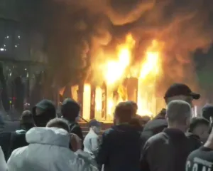 Flakët përfshijnë Ministrinë e Drejtësisë, protestuesit thyejnë xhamat