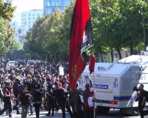 “Paqe” në protestë, policia spraps autobotin e ujit, u liron rrugën protestuesve