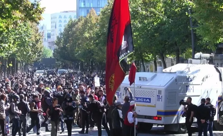 “Paqe” në protestë, policia spraps autobotin e ujit, u liron rrugën protestuesve