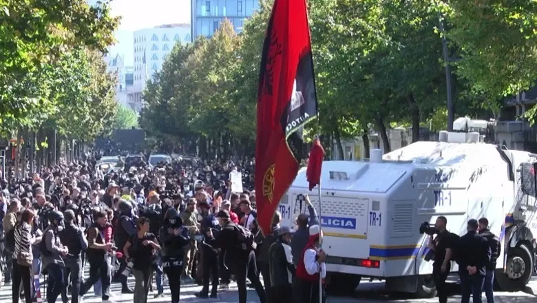 “Paqe” në protestë, policia spraps autobotin e ujit, u liron rrugën protestuesve