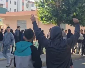 Edhe gjimnazistët e Burrelit në protestë, bojkotojnë mësimin