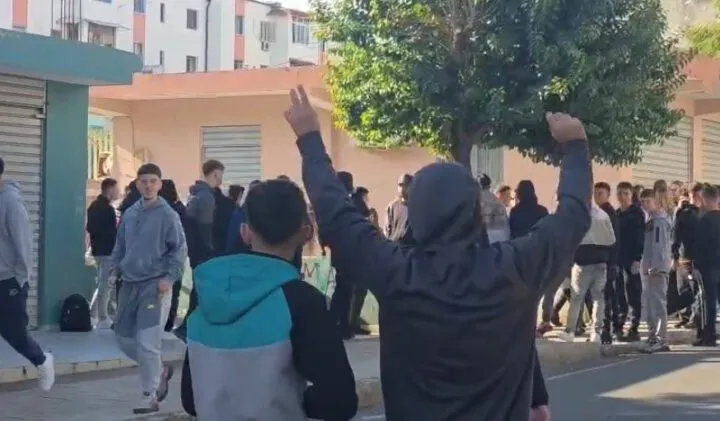 Edhe gjimnazistët e Burrelit në protestë, bojkotojnë mësimin