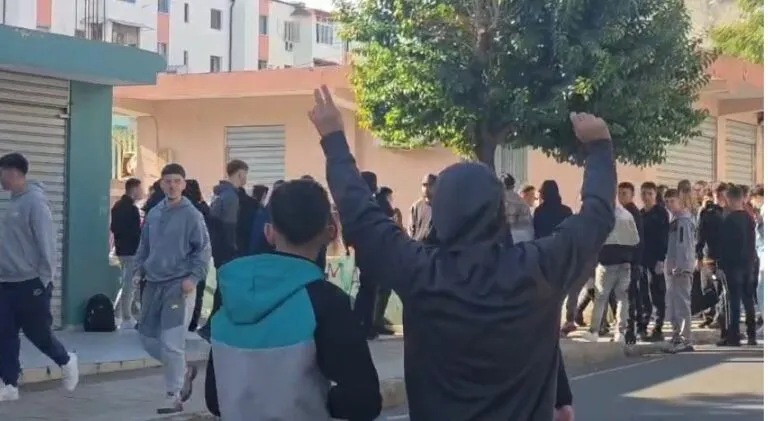 Edhe gjimnazistët e Burrelit në protestë, bojkotojnë mësimin