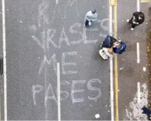 “Vrasës me pagesë”, mesazhi që trondit Tiranën në ditën e 13-të të revoltës studentore
