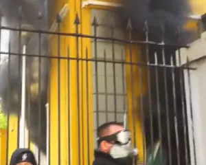 Përshkallëzohet protesta, i vihet flaka Ministrisë së Arsimit
