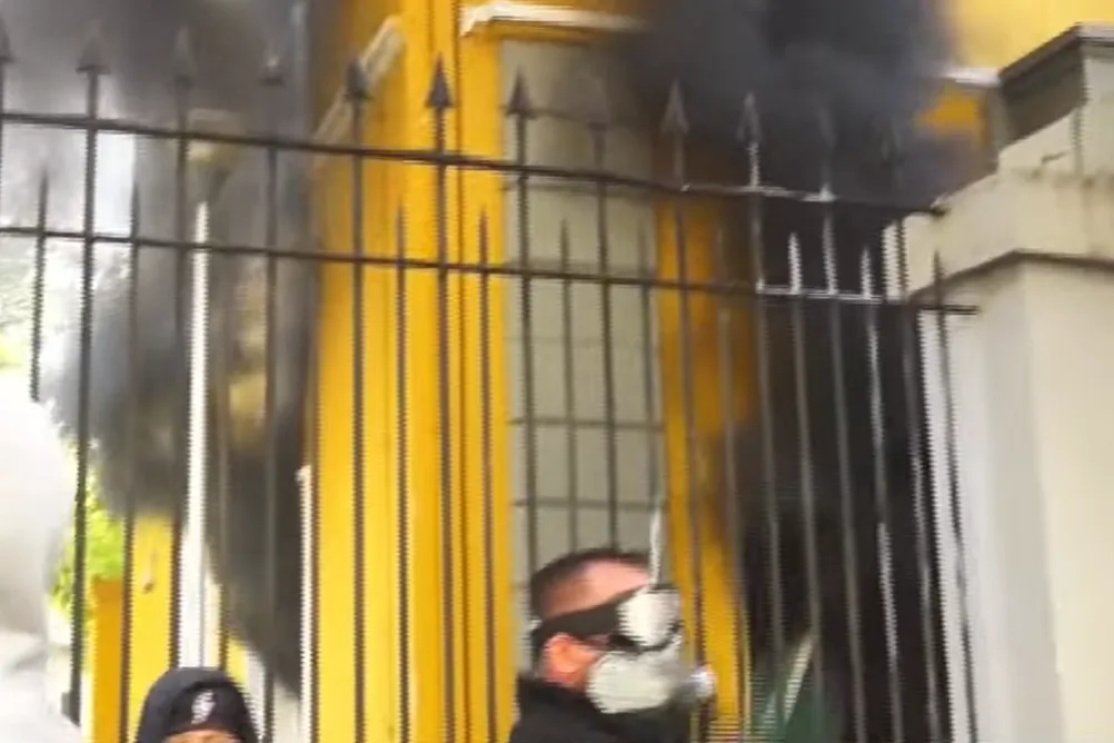 Përshkallëzohet protesta, i vihet flaka Ministrisë së Arsimit