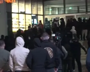 Protestuesit sulmojnë “Toptanin” dhe thyejnë xhamat