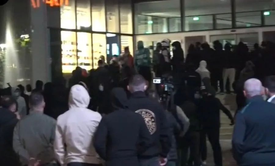 Protestuesit sulmojnë “Toptanin” dhe thyejnë xhamat