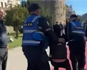 15-vjeçari tërhiqet zvarrë në Elbasan, civili me pistoletë në brez