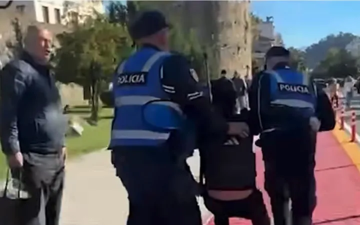 15-vjeçari tërhiqet zvarrë në Elbasan, civili me pistoletë në brez
