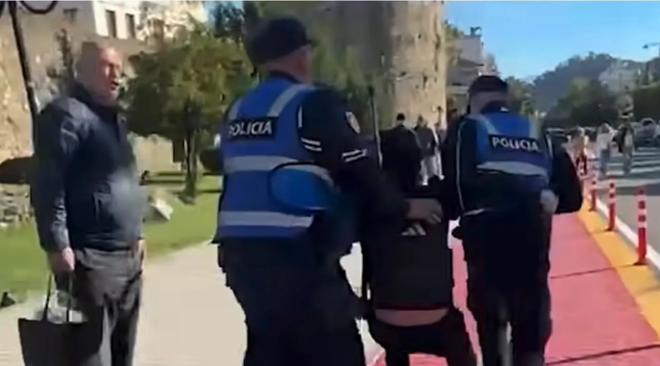 15-vjeçari tërhiqet zvarrë në Elbasan, civili me pistoletë në brez