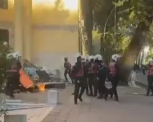Protestuesit thyejnë derën e Ministrisë së Ekonomisë, futen brenda
