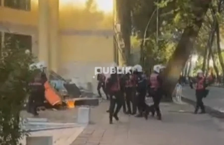 Protestuesit thyejnë derën e Ministrisë së Ekonomisë, futen brenda
