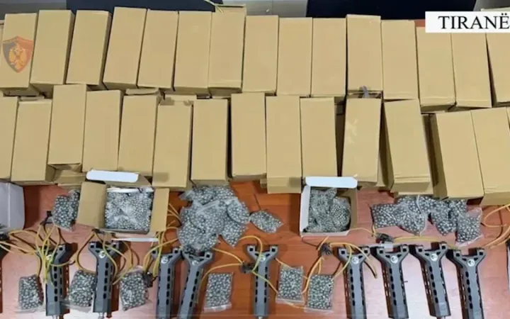 ‘Mega aksion’ i policisë, sekuestrohen 75 llastiqe gjuetie