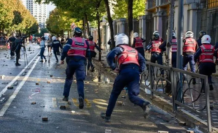 Tirana mes kaosit, mazhoranca provokon studentët: Do e paguani!