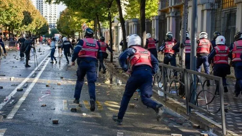 Tirana mes kaosit, mazhoranca provokon studentët: Do e paguani!
