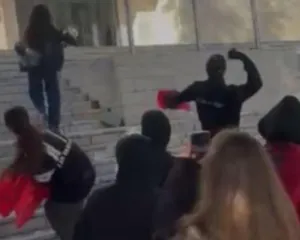 Tensione në Tropojë, gjimnazistët hedhin gurë drejt Bashkisë dhe Pallatit të Kulturës