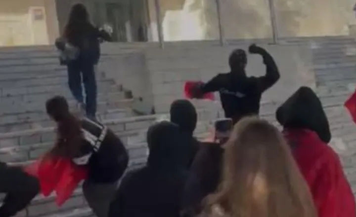 Tensione në Tropojë, gjimnazistët hedhin gurë drejt Bashkisë dhe Pallatit të Kulturës