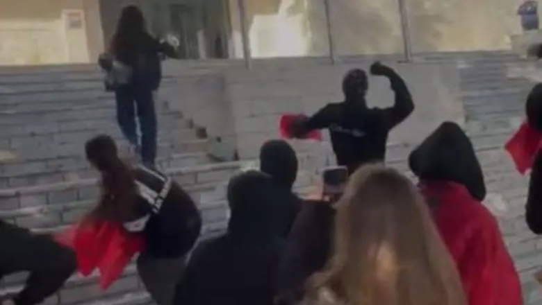 Tensione në Tropojë, gjimnazistët hedhin gurë drejt Bashkisë dhe Pallatit të Kulturës