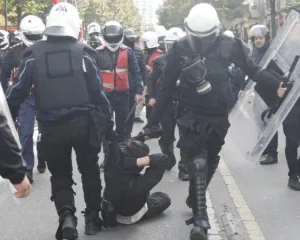 Policia kritikohet për kontrollin e telefonave të protestuesve në shkelje të ligjit