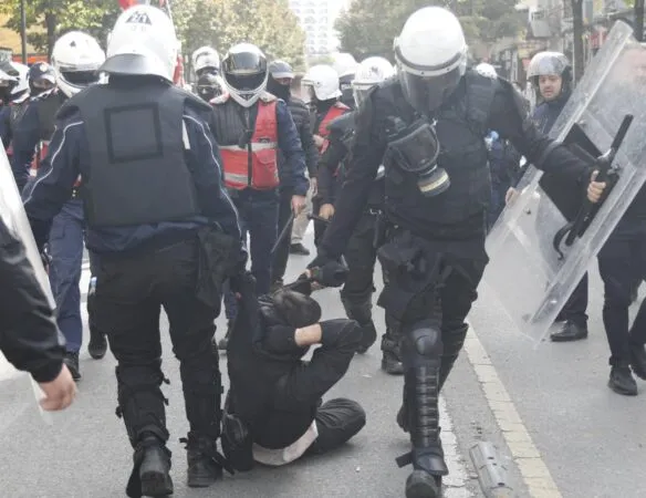 Policia kritikohet për kontrollin e telefonave të protestuesve në shkelje të ligjit