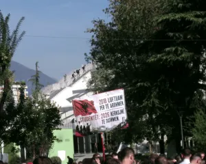 Nga auditorët në rrugë, revolta që po vë në provë qeverinë