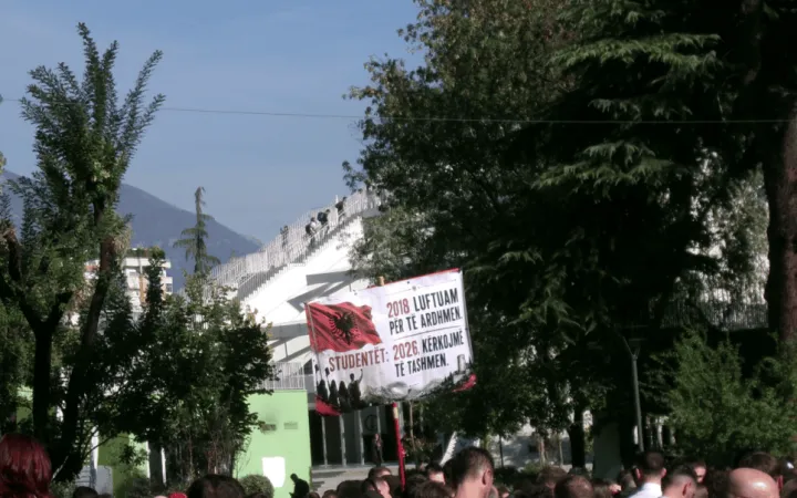 Nga auditorët në rrugë, revolta që po vë në provë qeverinë