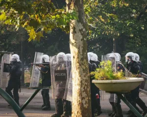 Përpjekja për të shtypur protestën shton zemërimin në Tiranë