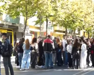 Protestat/ Studentët shkojnë te Ministrisë së Arsimit, PD te Kryeministria