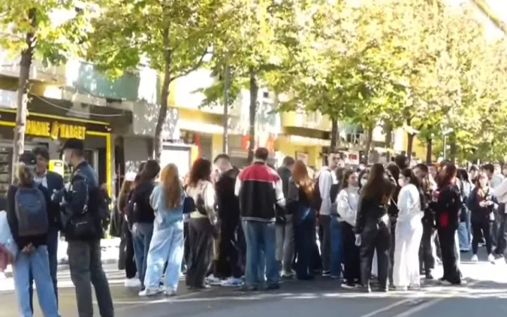 Protestat/ Studentët shkojnë te Ministrisë së Arsimit, PD te Kryeministria