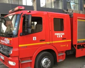 Digjet plotësisht një dyqan dhe dy automjete në Tiranë