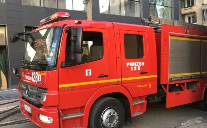 Digjet plotësisht një dyqan dhe dy automjete në Tiranë