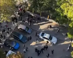 Bojkoti te “Ismail Qemali”, nxënësit ndezin zjarr para shkollës