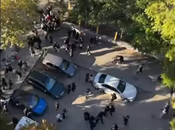 Bojkoti te “Ismail Qemali”, nxënësit ndezin zjarr para shkollës