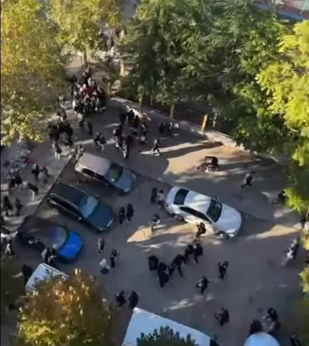 Bojkoti te “Ismail Qemali”, nxënësit ndezin zjarr para shkollës
