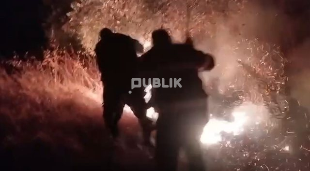 Zjarr masiv në Peqin, shkrumbohet një banesë nga flakët